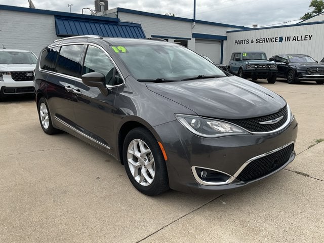 Used 2019 Chrysler Pacifica Touring L Plus with VIN 2C4RC1EG0KR666763 for sale in Kansas City